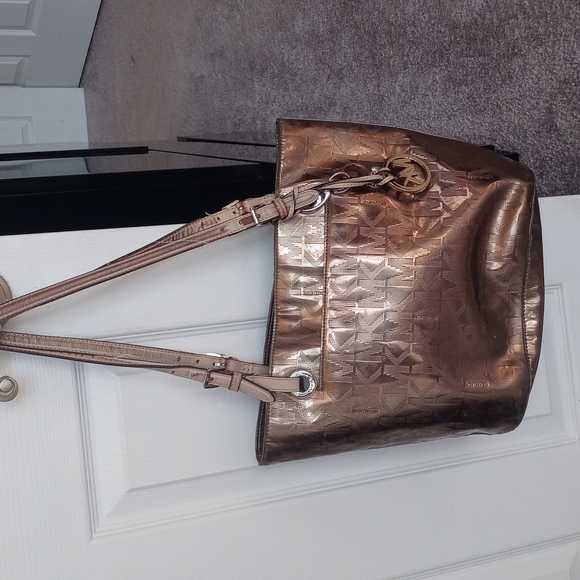 Michael Kors shiney gold bag - Picture 3 of 14